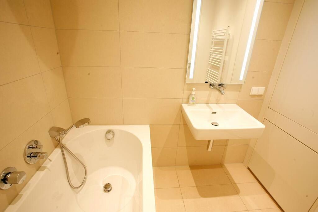 Top Central Apartment On Karlsplatz Вена Экстерьер фото